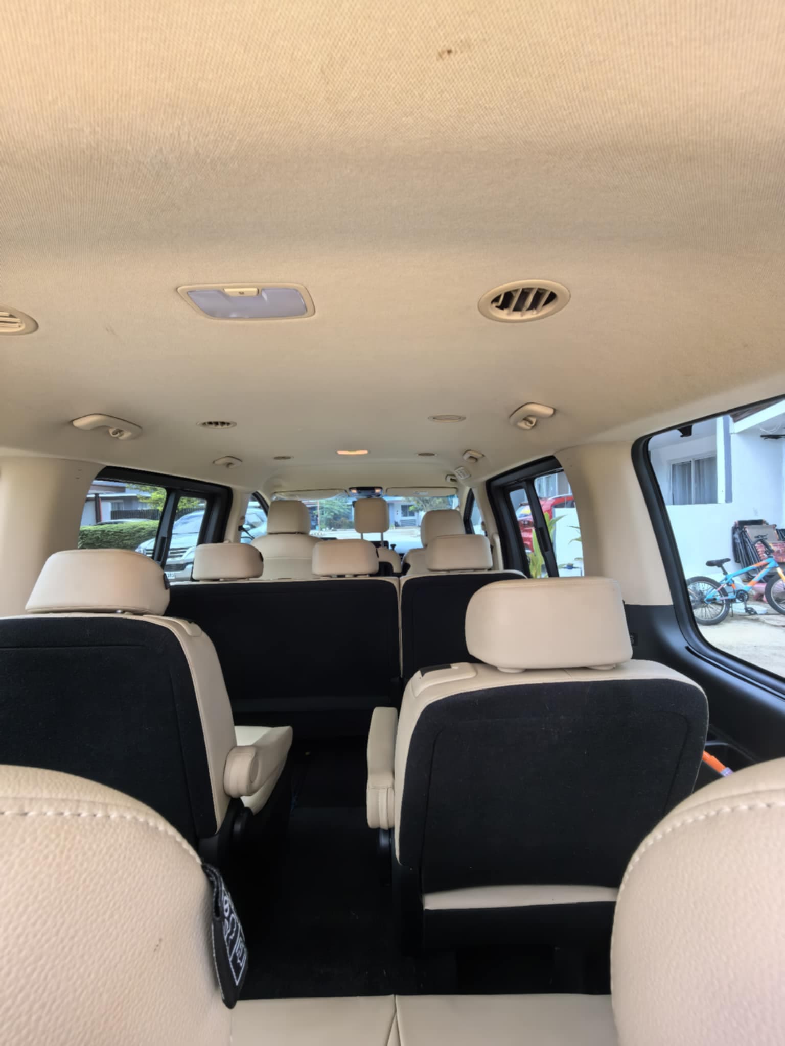 Airport transfer Puerto Princesa - middle cabin passenger comfort book van Puerto Princesa